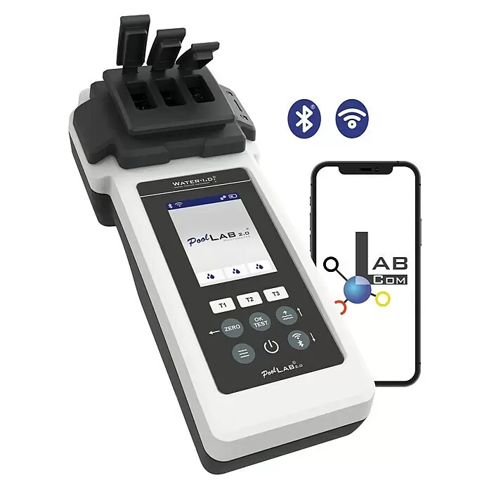 Wasser-Analysegerät Pool Lab 2.0 - Bluetooth - Weißes und graues PoolLAB 2.0 Digitalphotometer zur Wasserprüfung, mit Display, Tasten, Bluetooth, Wi-Fi und Smartphone-App-Integration.