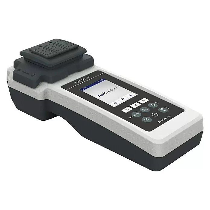 Wasser-Analysegerät Pool Lab 2.0 - Bluetooth - Graues und weißes Hand-Photometer zur Wasseranalyse mit digitalem Bildschirm, Tasten und einem dunklen Aufsatz mit drei nummerierten Fächern.