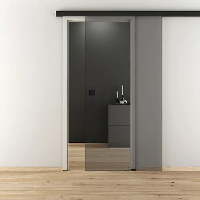 Diamond Doors Glasschiebetür Grey - 935 x 2.058 mm, Klarglas - Das Bild zeigt eine moderne Glasschiebetür. Die Tür ist teilweise geöffnet und gibt den Blick auf einen stilvollen Raum frei.