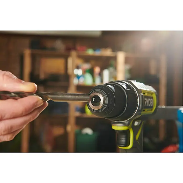 Ryobi ONE+ Akku-Bohrschrauber RDD18-2C20S - 18 V, 2 Akkus, 2 Ah, 52 Nm - Nahaufnahme einer Ryobi-Bohrmaschine mit eingesetztem Bohrer, ideal für Heimwerkerprojekte und professionelle Anwendungen.