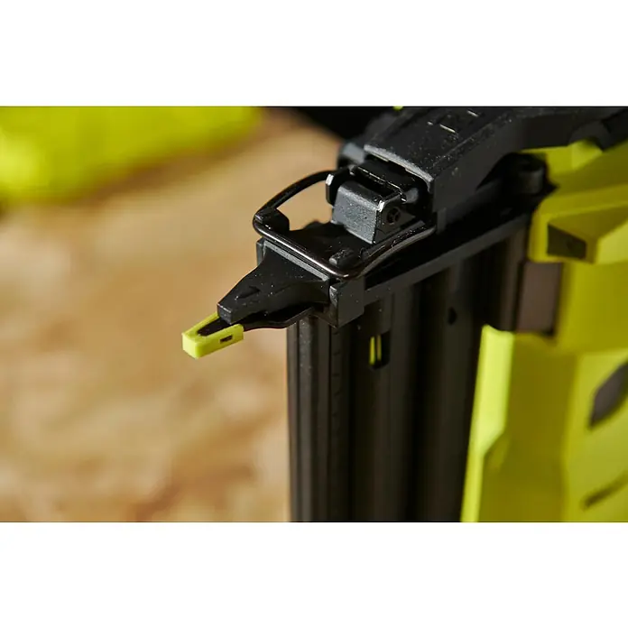 Ryobi ONE+ Maschinenpaket - Akku-Nagler R18GN18X-0 + gratis Starter-Kit - Nahaufnahme eines Ryobi-Nagelgeräts, das die Präzision und das Design dieses Werkzeugs für Bau- und Handwerksprojekte hervorhebt.