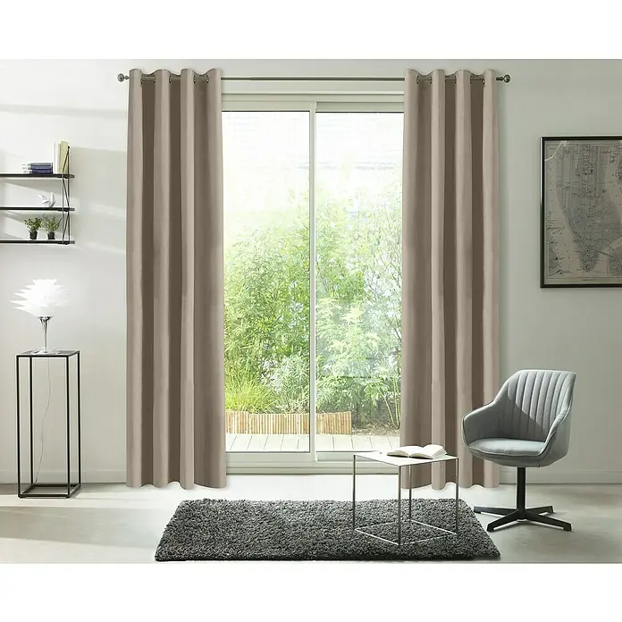 Cortina térmica Fresh - An x Al: 140 x 250 cm, 100% poliéster, Lino - Una sala de estar con cortinas largas y beige frente a una puerta corredera de vidrio, que revela una vista de exuberante vegetación.