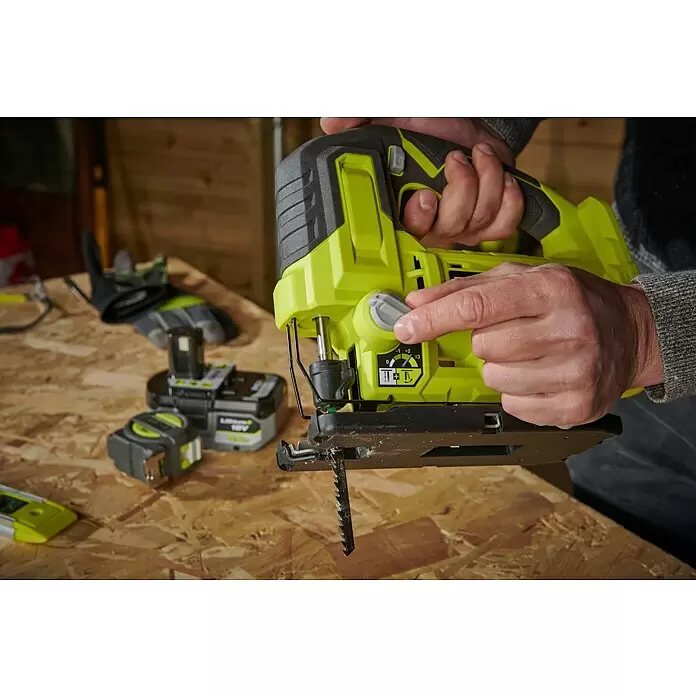 Ryobi ONE+ Akku-Pendelhubstichsäge RJS18-0 - 18 V, Ohne Akku - Anwendungsbeispiel