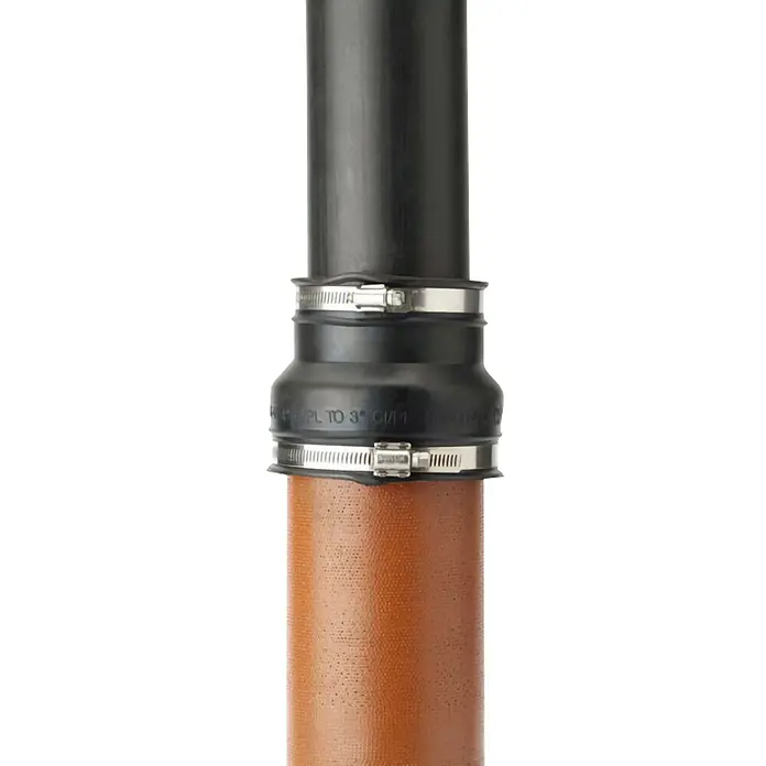 RUG Self Rohrverbinder-Übergangsstück - Geeignet für: Außenmaß 32 - 40 mm/42 - 50 mm - Das Bild zeigt eine flexible Rohrverbindung, die zwei Rohre unterschiedlicher Materialien mit Schlauchschellen verbindet. Die Verbindung ist schwarz.