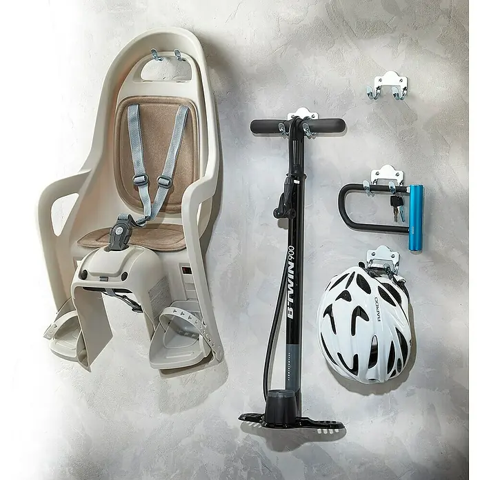 Mottez Gerätehalter M080S5 - L x B x H: 75 x 48 x 60 mm, Traglast: 20 kg, 5 Stk. - Fahrradzubehör-Set: Kindersitz, Pumpe, Helm und Schloss sind an der Wand mit speziellen Halterungen befestigt. Praktische Aufbewahrungslösung!