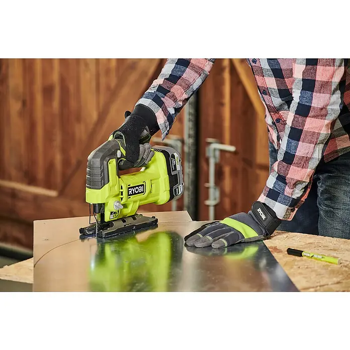 Ryobi ONE+ Akku-Pendelhubstichsäge RJS18-0 - 18 V, Ohne Akku - Eine Nahaufnahme einer Person, die mit einer RYOBI Stichsäge arbeitet, um ein Stück Metall zu schneiden.