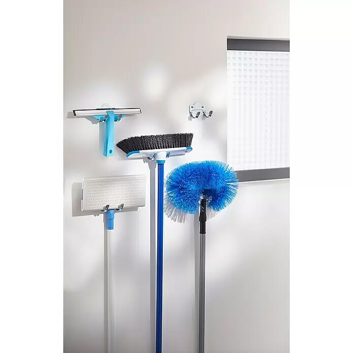 Mottez Gerätehalter M080S5 - L x B x H: 75 x 48 x 60 mm, Traglast: 20 kg, 5 Stk. - Verschiedene blau-schwarze und weiße Reinigungsgeräte: Abzieher, Besen, Flachmopp und Spinnennetz-Staubwedel, an silbernen Wandhalterungen.