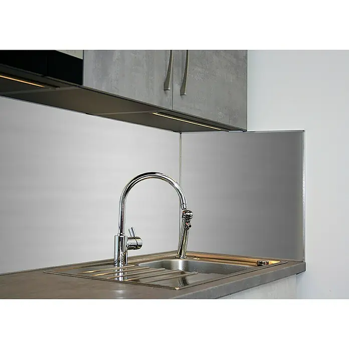 Sarei Blechtafel - L x B: 125 x 80 cm, Aluminium - Küchenspüle mit stilvoller Armatur und praktischer Abtropffläche, eingebettet in eine moderne Küchenzeile mit Betonoptik. Die Spüle ist ein funktionales Highlight.