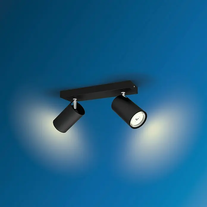 Philips Regleta Kosipo - 10 W, L x An x Al: 9,2 x 24 x 11,8 cm, Negro, GU10, 2 ud. - Lámpara de techo negra con dos focos que emiten una luz cálida, creando un ambiente moderno.