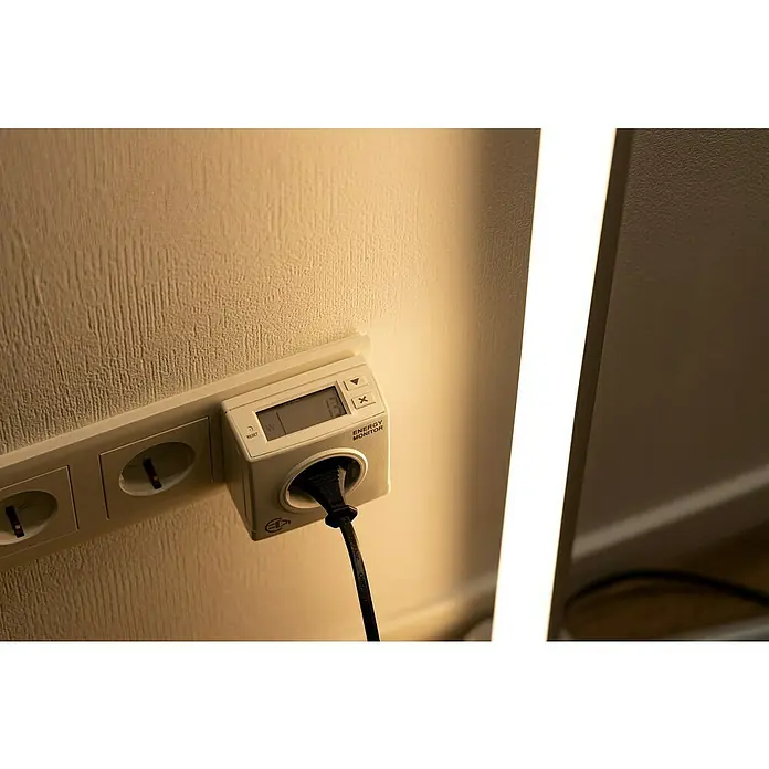 REV Energiekosten-Messgerät - Leistung: 3.680 W - Nahaufnahme eines Energiemonitors, der an einer Steckdose befestigt ist und den Stromverbrauch eines Geräts misst.