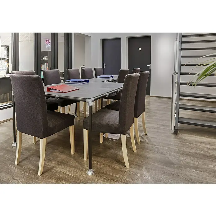 Mottez Rundrohr M027VNO - Pulverbeschichtet, Stahl, Schwarz, Ø x L: 27 x 2.000 mm - Konferenztisch mit grauen Stühlen in einem modern eingerichteten Büro. Ordner liegen auf dem Tisch.