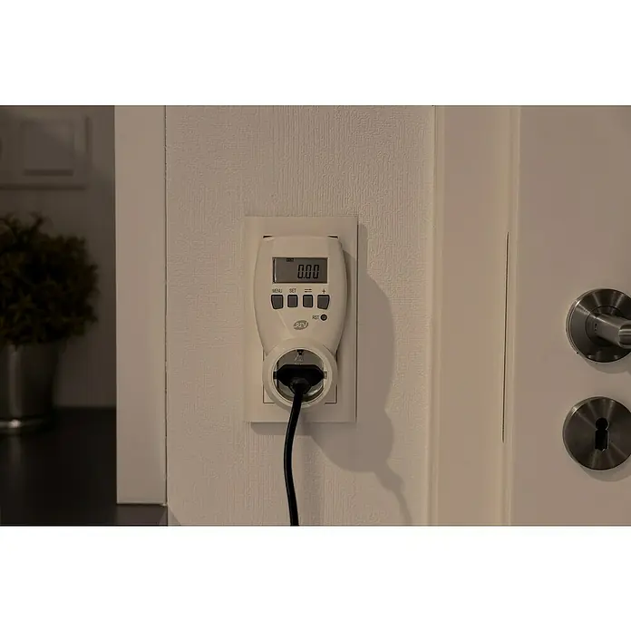 Energiekosten-Messgerät Digital - 3.680 W - Ein REV-Energiekostenmessgerät ist an einer Steckdose befestigt und misst den Stromverbrauch eines angeschlossenen Geräts.