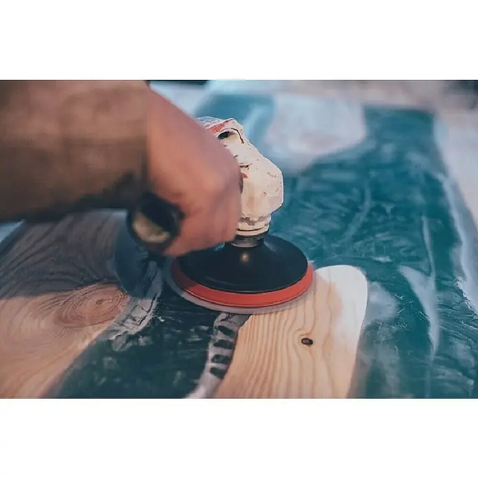Schleifscheiben Brilliant Shine - Durchmesser: 125 mm, 44 -tlg., Geeignet für: Epoxidharz - Schleifmaschine im Einsatz auf einem Holz- und Epoxidharzstück, um eine glatte Oberfläche zu erzielen. Perfekt für Holzarbeiten.