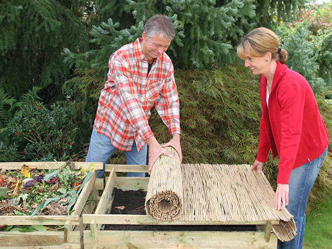 Kompost im Garten abdecken