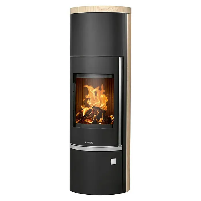 Justus Kaminofen Faro W+ 2.0 - 7 kW, Raumheizvermögen: 144 m³, Verkleidung: Sandstein, Schwarz - Der Justus Kaminofen mit Holzverkleidung und sichtbarem Feuerraum sorgt für gemütliche Wärme und ein stilvolles Ambiente in jedem Wohnraum.