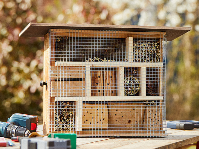 Insektenhotel bauen: Selbstgebautes Insektenhotel vor der Anbringung im Garten