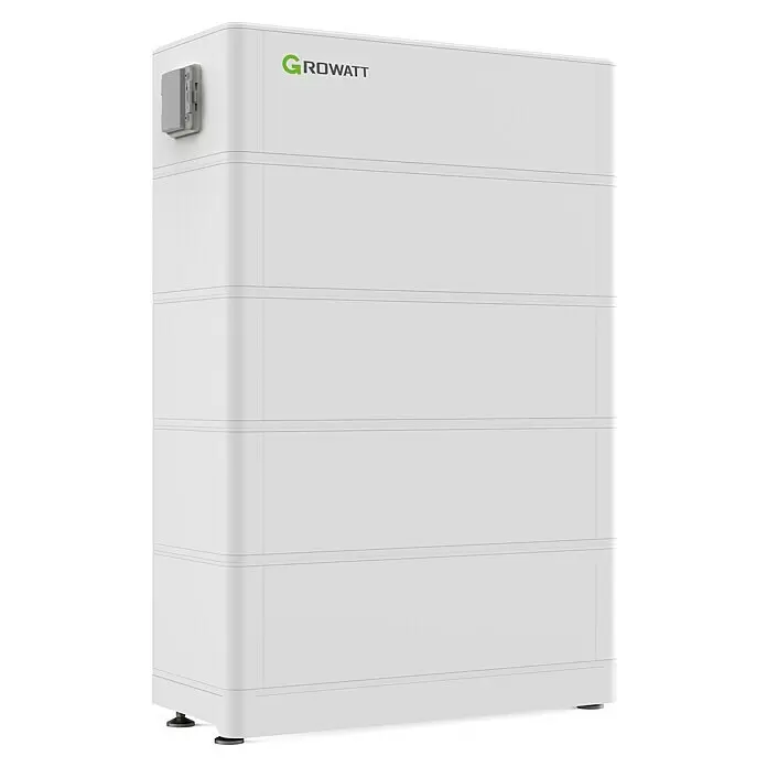 Growatt Batteriespeicher 0% MwSt. gem. § 12 Abs. 3 UStG - Leistungsaufnahme: 2,56 kW, Nennspannung: 51,2 V - Weißes Growatt modulares Energiespeichersystem mit grauer Anschlussblende, auf dunklen Füßen.