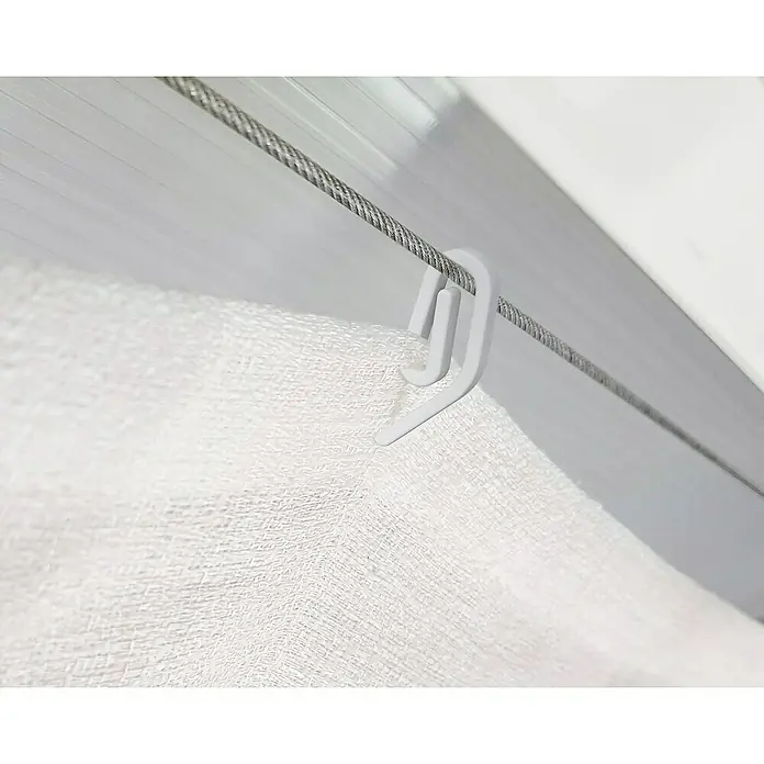 Palram – Canopia Techo de repuesto para pérgola - 325 x 64,5 cm, Específico para: Pérgola 300 x 300, Blanco, 5 ud. - Primer plano de una cortina blanca colgada de un alambre plateado con un gancho de plástico. Ideal para diseño interior moderno.