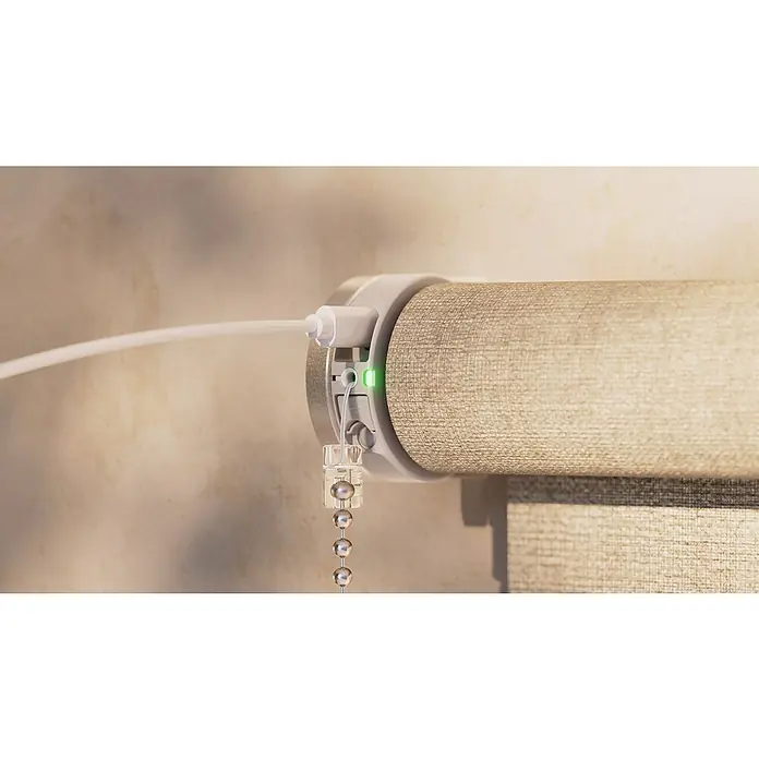Rollo-Motor MotionBlinds CMD-03 Bluetooth - Passend für: Rollos mit 25 mm Rollowellendurchmesser - Nahaufnahme einer smarten, motorisierten Rollo mit Ladekabel, die moderne Technologie und Komfort für Ihr Zuhause vereint.