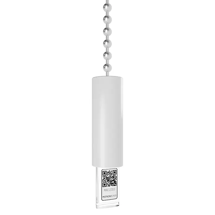 Rollo-Motor MotionBlinds CMD-03 Bluetooth - Passend für: Rollos mit 25 mm Rollowellendurchmesser - Hier ist ein Bild von einer modernen, weißen MotionBlinds-Zugschnur mit QR-Code, die an einer Kugelkette befestigt ist.