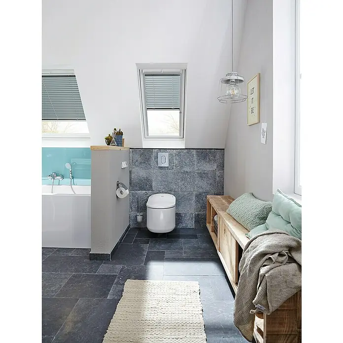 Antikmarmorfliese Nero - 30,5 x 30,5 cm, Schwarz, Matt - Helles Badezimmer mit einer modernen Toilette, dunklen Fliesen und einem Fenster mit Jalousien für Privatsphäre und natürliches Licht.