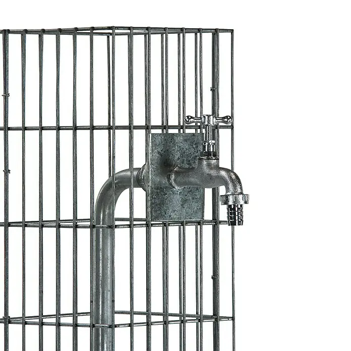 Bellissa Gabionensäule Gabione - 18,5 x 18,5 x 90,5 cm, Stahl, Maschenbreite: 25 mm, Maschenhöhe: 100 mm - Nahaufnahme eines Wasserhahns mit Metallgehäuse. Der Hahn ist aus Metall und das Gehäuse ist ein Drahtgeflecht.