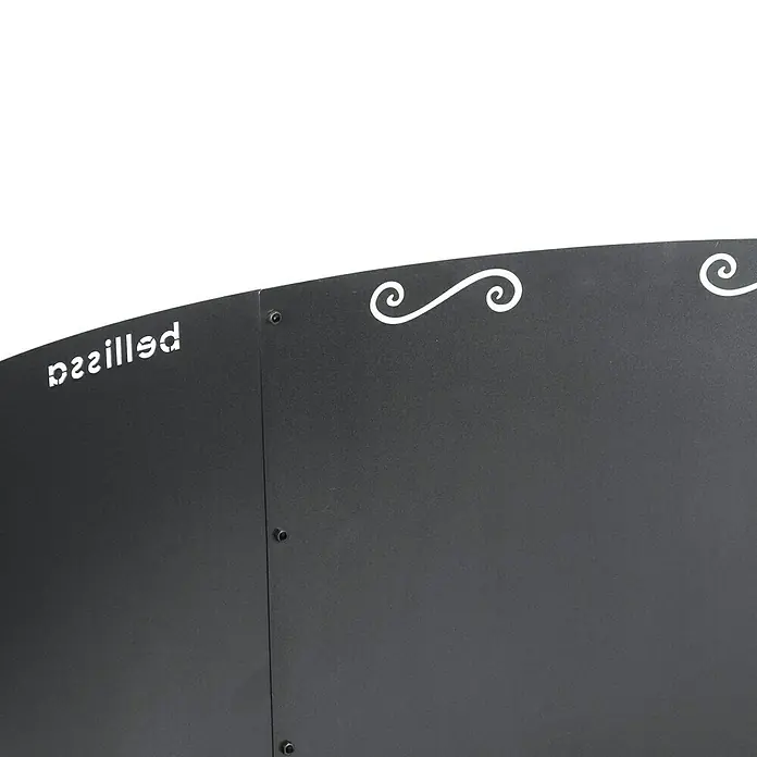 Bellissa Hochbeet Corten - Ø x H: 110 x 50 cm, Stahl, Bronze - Detailaufnahme eines schwarzen Metall-Feuerkorbs mit dekorativen Aussparungen und Schrauben, die die Konstruktion zusammenhalten.