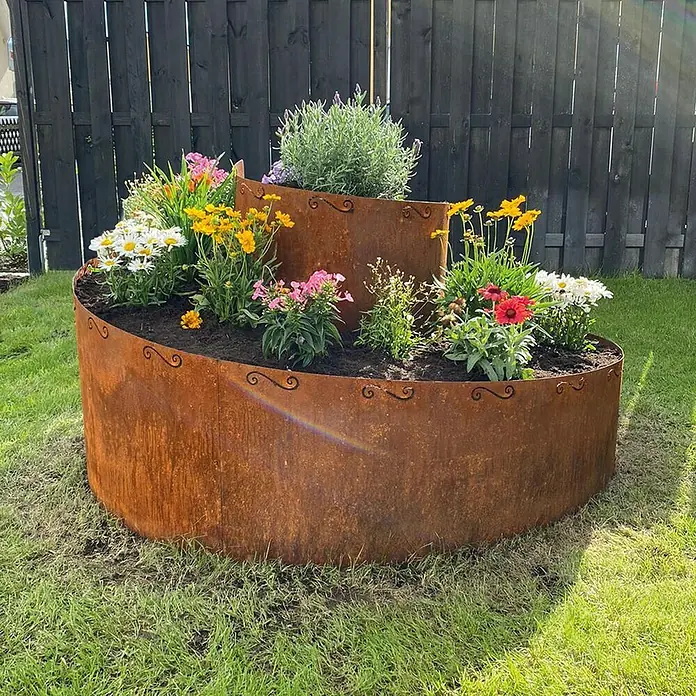 Bellissa Kräuterspirale Corten - 130 x 140 x 80 cm - Mehrstufiges Rost-Pflanzgefäß mit verschiedenen Blumen.  Eine dekorative Ergänzung für jeden Garten, robust und charmant.