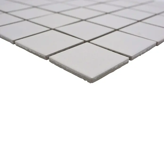 Mosaikfliese Quadrat Uni SAT 302 - 29,8 x 29,8 cm, Weiß, Matt - Nahaufnahme von quadratischen, weißen Mosaikfliesen, die ein sauberes und minimalistisches Design für moderne Oberflächengestaltung zeigen.