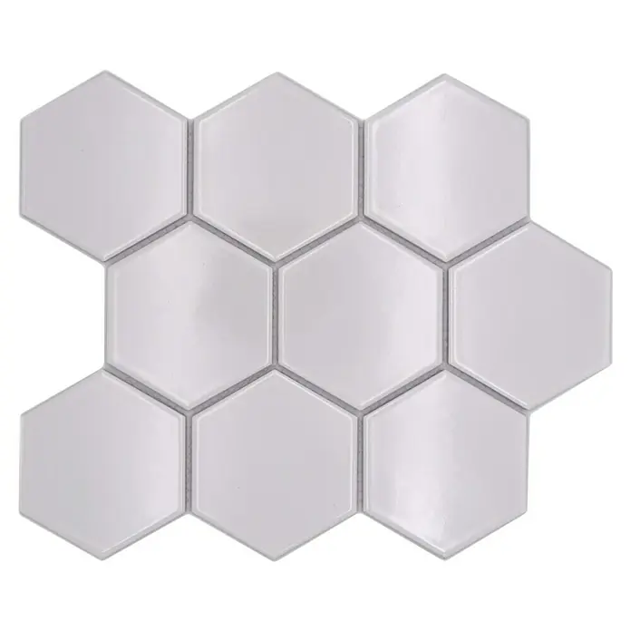 Mosaikfliese Hexagon Uni HX 100 - 25,6 x 29,55 cm, Weiß, Glänzend - Nahaufnahme von weißen, sechseckigen Mosaikfliesen, die ein stilvolles und modernes Design für Wände und Böden bieten.