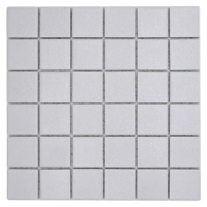 Mosaikfliese Quadrat Uni SAT 302 - 29,8 x 29,8 cm, Weiß, Matt - Detailaufnahme einer quadratischen, weißen Mosaikfliese mit feiner Textur und gleichmäßigen Fugen für stilvolle Wand- und Bodengestaltung.