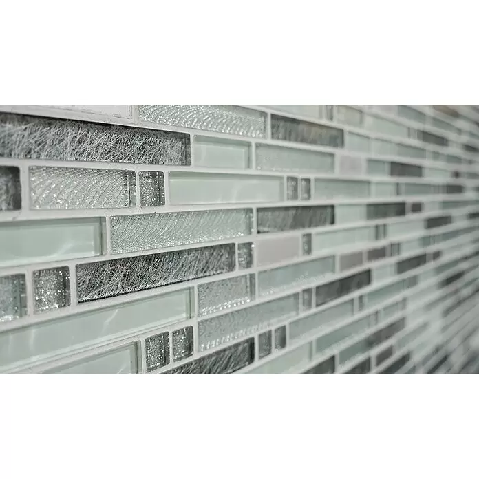 Mosaikfliese Verbund Crystal Mix XCM MV698 - 29,8 x 30,4 cm, Grau/Silber, Glänzend - Nahaufnahme moderner Mosaikglasfliesen in Silber, Grau und Hellgrün mit verschiedenen Texturen und Oberflächen.