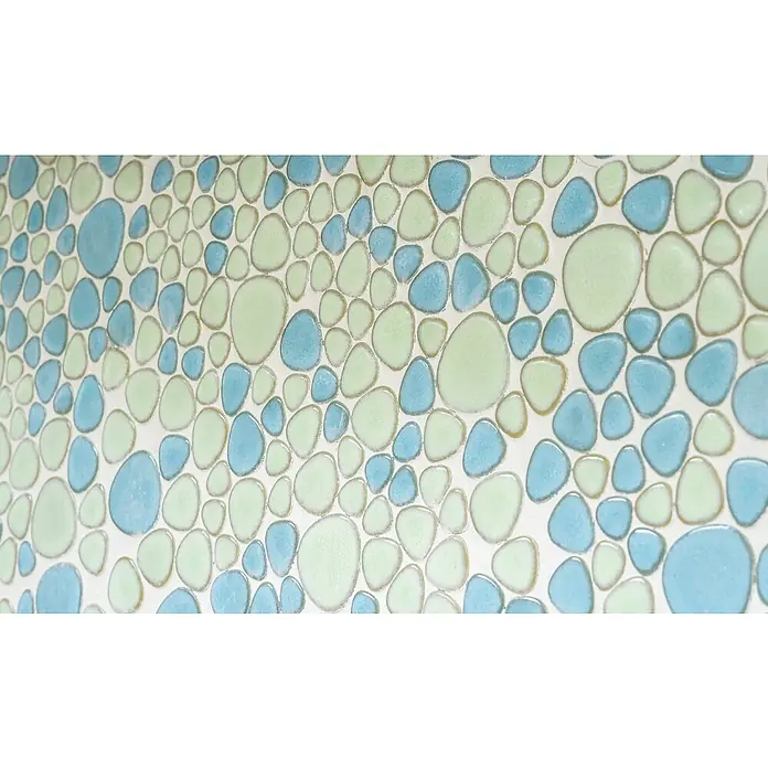 Mosaikfliese Kiesel XKM 79 - 30 x 30 cm, Hellblau/Hellgrün, Glänzend - Nahaufnahme von türkisfarbenen und lindgrünen Mosaikfliesen, die ein einzigartiges, unregelmäßiges Kieselsteinmuster bilden.