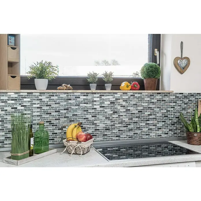 Mosaikfliese Verbund Crystal Mix XCM IL017 - 29,8 x 30,4 cm, Grau/Schwarz, Glänzend - Nahaufnahme einer Küche mit einem Mosaik-Wandfliesen-Design, das eine stilvolle und moderne Ästhetik bietet.