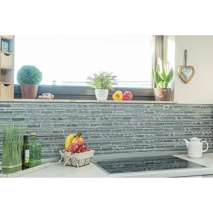 Mosaikfliese Verbund Crystal Mix XAM GV84 - 29,8 x 31 cm, Schwarz, Glänzend - Küchenstillleben mit Obstkorb und Kochutensilien vor modernem Fliesenspiegel, das frische Akzente in der Küche setzt.
