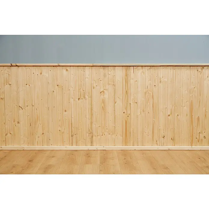 swingcolor Holzlasur Innenlasur - Farblos, 750 ml, Seidenmatt - Holzvertäfelung mit hellblau gestrichener Wand und Holzboden. Die Paneele sind hell und natürlich mit sichtbarer Maserung.