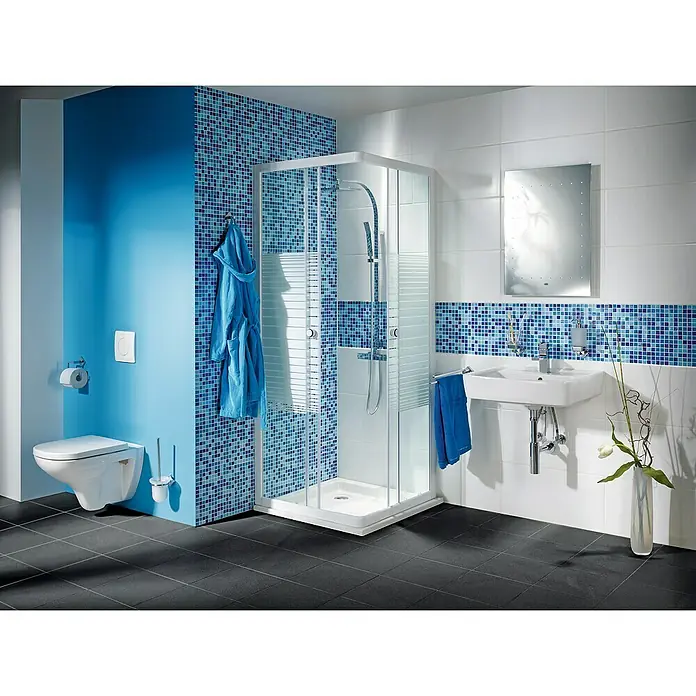 Mosaikfliese Quadrat Mix - 32,7 x 30,5 cm, Blau, Matt - Modernes Badezimmer mit Dusche, Waschbecken und WC in blau-weiß Farbtönen, inklusive eines beleuchteten Spiegelschranks.