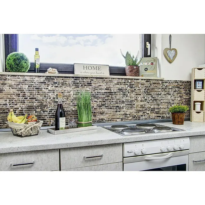 Mosaikfliese MOS BRICK 185KB - 30,5 x 30,5 cm, Braun, Matt - Küchenstillleben mit frischem Obst, einer Weinflasche und dekorativen Elementen vor einem Fenster, das eine gemütliche Atmosphäre schafft.