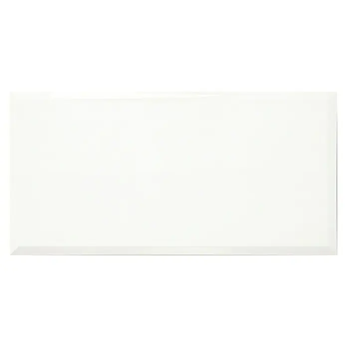 Wandfliese Metro XXL - 30 x 60 cm, Weiß, Glänzend - Das Bild zeigt eine strahlend weiße Fliese, ideal für moderne Innenräume. Ihre glatte Oberfläche reflektiert das Licht und sorgt für ein helles Ambiente.