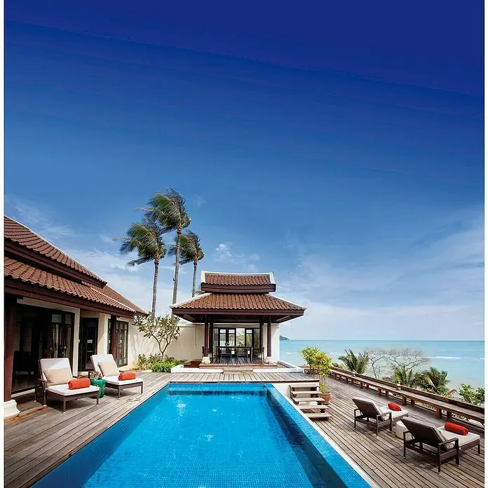 Mosaikfliese Quadrat Crystal Uni GM A 37P - 32,7 x 30,5 cm, Türkisblau/Blau, Glänzend - Luxuriöses Anwesen mit türkisfarbenem Pool und Pavillon, umgeben von einer Holzterrasse mit Sonnenliegen und Blick auf das Meer unter strahlend blauem Himmel.