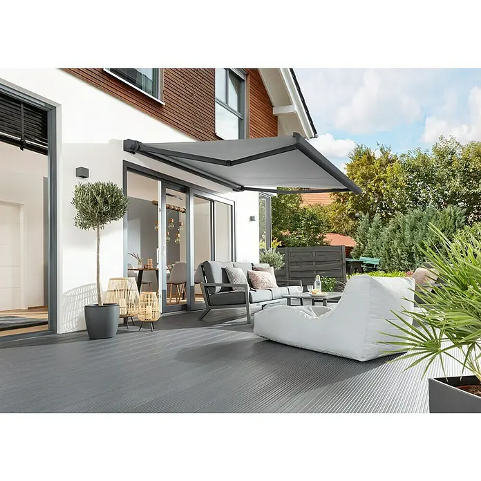 Sunfun Vollkassettenmarkise Elba - Grau, Farbe Gestell: Anthrazitgrau, Breite: 3 m, Ausfall: 2,5 m - Terrasse mit grauer Markise. Die Markise bietet Sonnenschutz und Komfort für den Außenbereich mit Möbeln und Pflanzen.