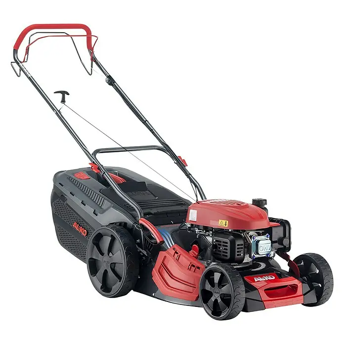 AL-KO Comfort Benzin-Rasenmäher 46.0 SP-A PLUS - 2,1 kW, 139 cm³, Schnittbreite: 46 cm - Das Bild zeigt einen AL-KO Benzinrasenmäher mit rotem Gehäuse und schwarzem Fangkorb vor einem neutralen, schwarzen Hintergrund.