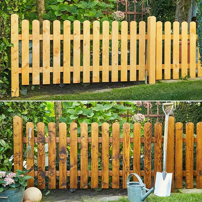 swingcolor Holzlasur - Nussbaum, 750 ml, Seidenglänzend, Lösemittelbasiert - Das Bild zeigt einen unbehandelten und einen behandelten Holzzaun, der einen Garten umgibt, und Gartengeräte.
