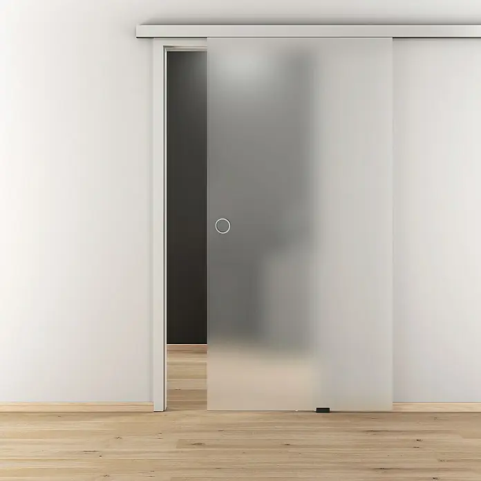 Diamond Doors Griffmuschel Circle 49110 - Edelstahloptik matt, Durchmesser: 60 mm - Ein mattiertes Glasschiebetür-Set, teilweise geöffnet, in einem modernen Raum mit hellen Holzböden. Die Tür verfügt über einen runden Griff.