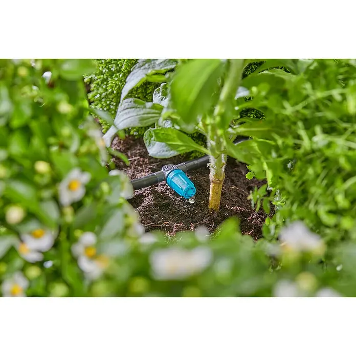 Gardena Micro-Drip Gotero lineal regulable - 15 ud., Caudal de agua máx.: 15 l/h - Riego por goteo en acción, suministrando agua gota a gota a las plantas. El riego por goteo asegura un uso eficiente del agua.