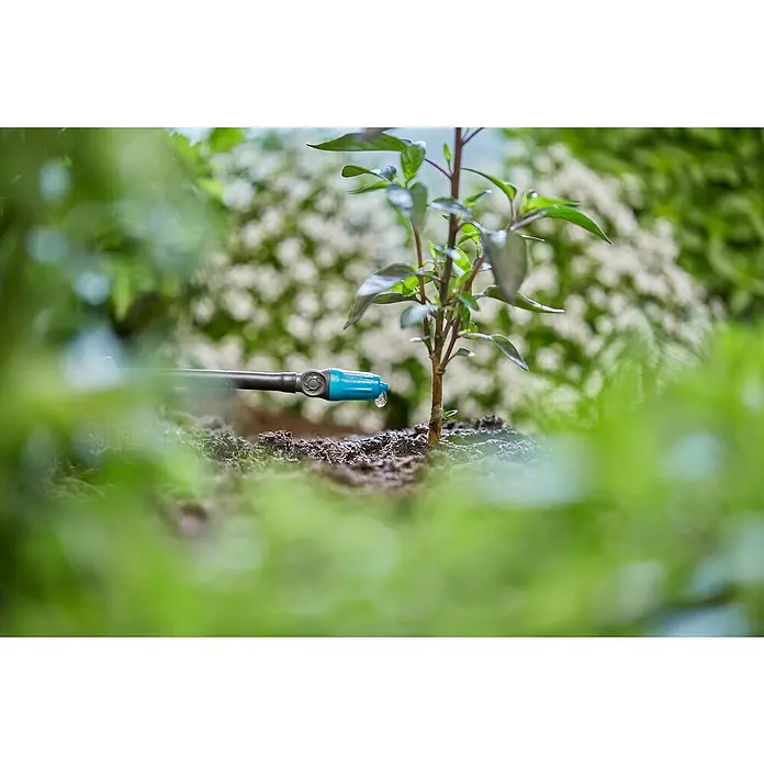 Gardena Micro-Drip Gotero final ajustable - 15 ud., 15 l/h - Sistema de riego por goteo para una planta joven en el jardín, promoviendo un crecimiento saludable.