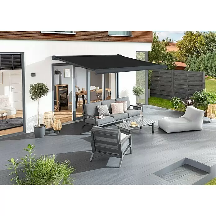 Sunfun Vollkassettenmarkise Elba - Schwarz, Farbe Gestell: Anthrazitgrau, Breite: 5 m, Ausfall: 3,5 m - Schwarze Markise über einer modernen Terrasse ausgefahren, spendet Schatten.