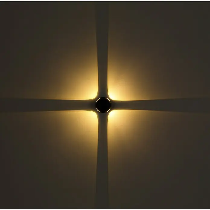 Globo LED-Außenwandleuchte Slice - 4,5 W, 13 x 13 x 10 cm, Schwarz, IP54 - Wandleuchte mit modernem Design und vierstrahligem Lichteffekt, ideal für stimmungsvolle Beleuchtung.