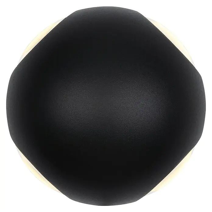 Globo LED-Außenwandleuchte Slice - 4,5 W, 13 x 13 x 10 cm, Schwarz, IP54 - Nahaufnahme einer schwarzen, kugelförmigen Wandleuchte, die ein warmes, indirektes Licht abgibt und eine moderne Ästhetik vermittelt.