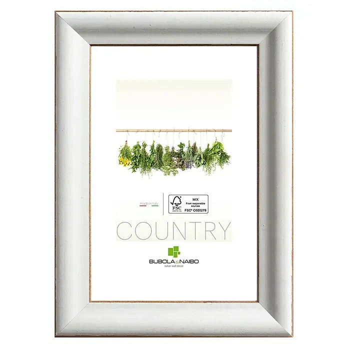 Marco de madera Marie Claire 6370 - 29,7 x 42 cm, Blanco - Un marco de fotos blanco de Bubola e Naibo, marcado "Country", que ofrece una decoración rústica de pared.